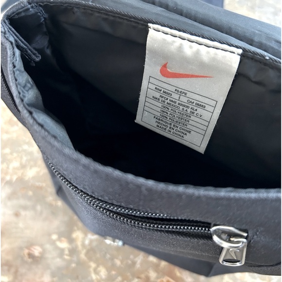 Nike | Unisex black crossbody bag, front snap flap, adjustable strap, pocket, OS - Picture 8 of 13